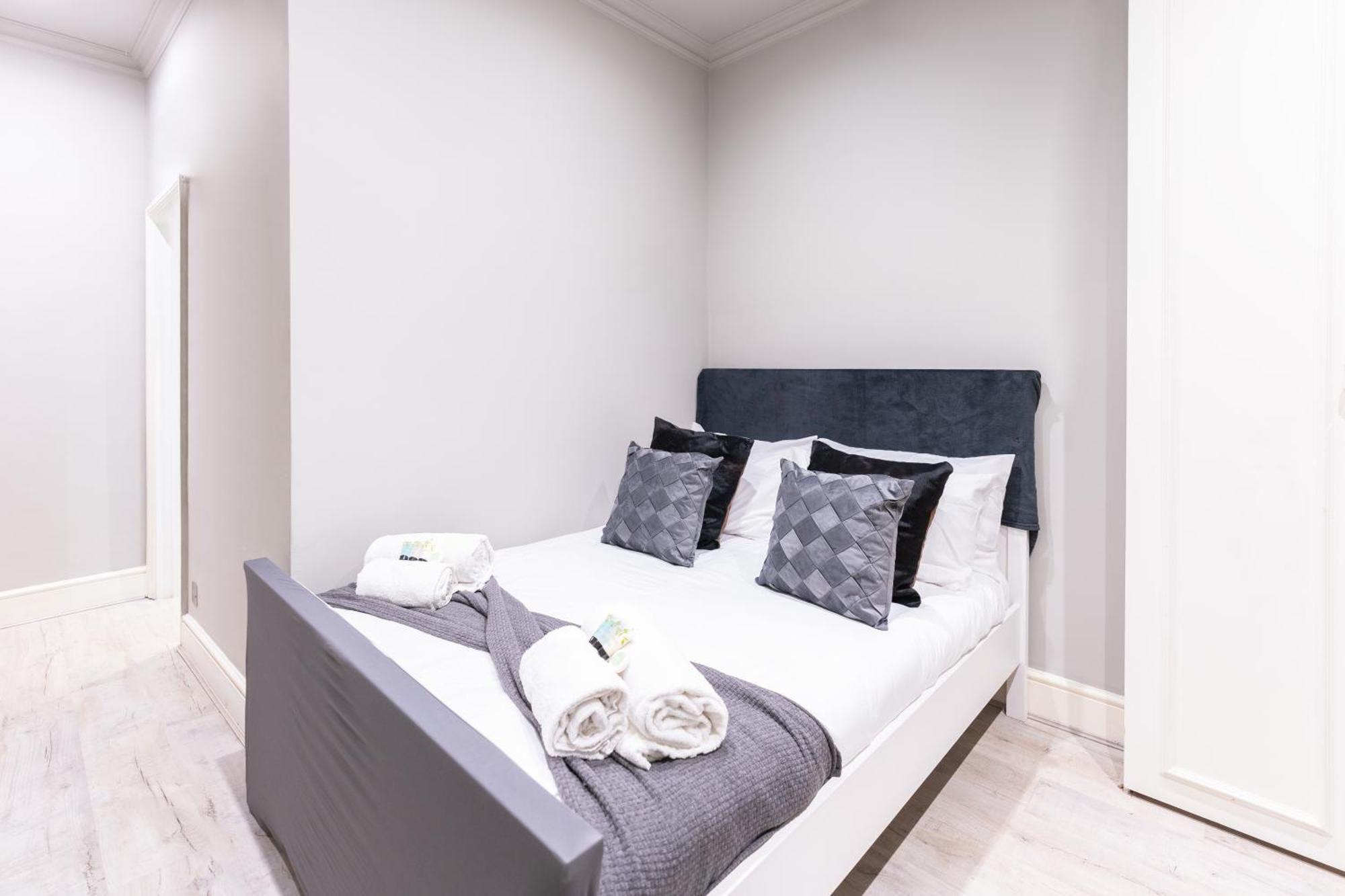 Luxury 3 Bedroom Flat With Balcony In Westbourne Park London Exteriör bild